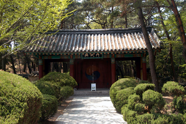 Tomb of General Kim Yu-shin