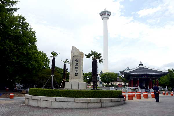 釜山龍頭山公園の釜山タワー