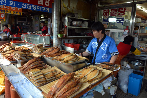 南浦洞のチャガルチ市場の焼き魚