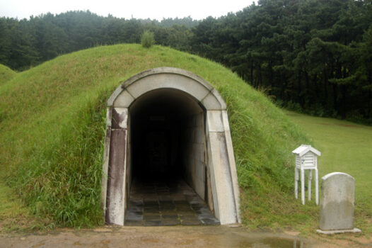 扶餘陵山里古墳群