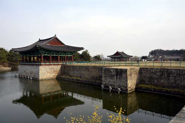 東宮と月池(雁鴨池)