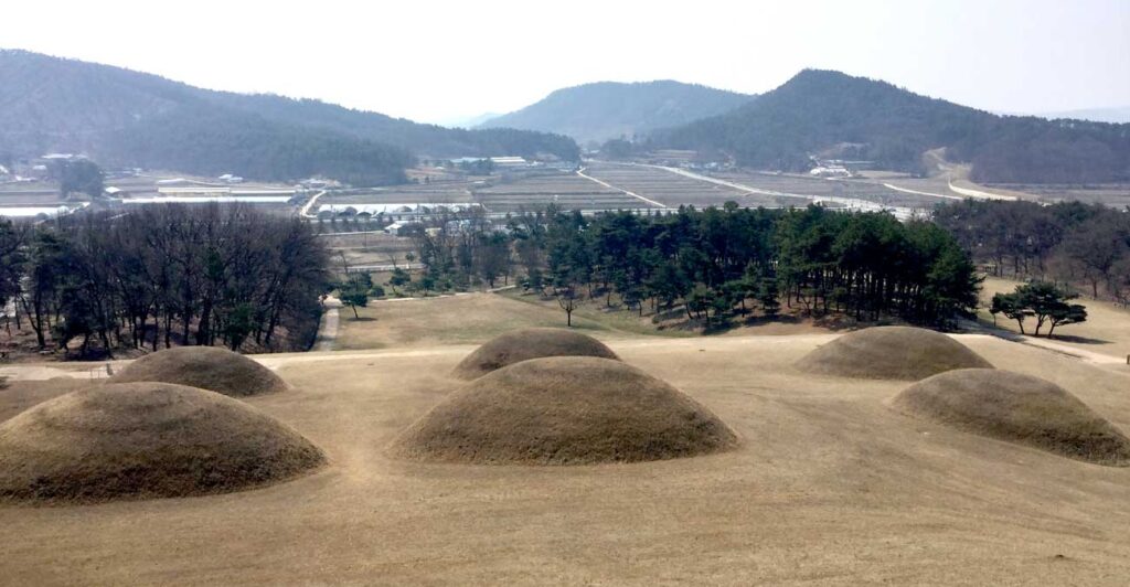 扶余陵山里古墳群 / 扶余王陵苑