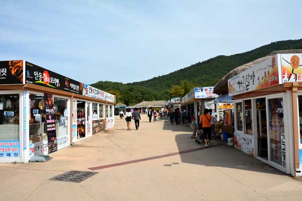 安東河回村の商店街