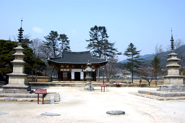 実相寺三層石塔（宝物第37号）