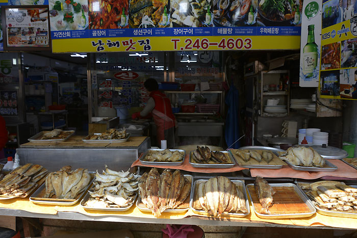 チャガルチ市場の焼き魚